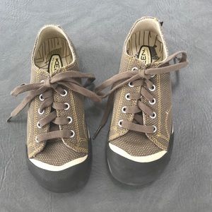 Like New KEEN Boys Canvas Sneakers 1 EUC